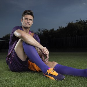 开云网址-球迷自发组织为球队送行展现深厚情感，自发组织的足球赛