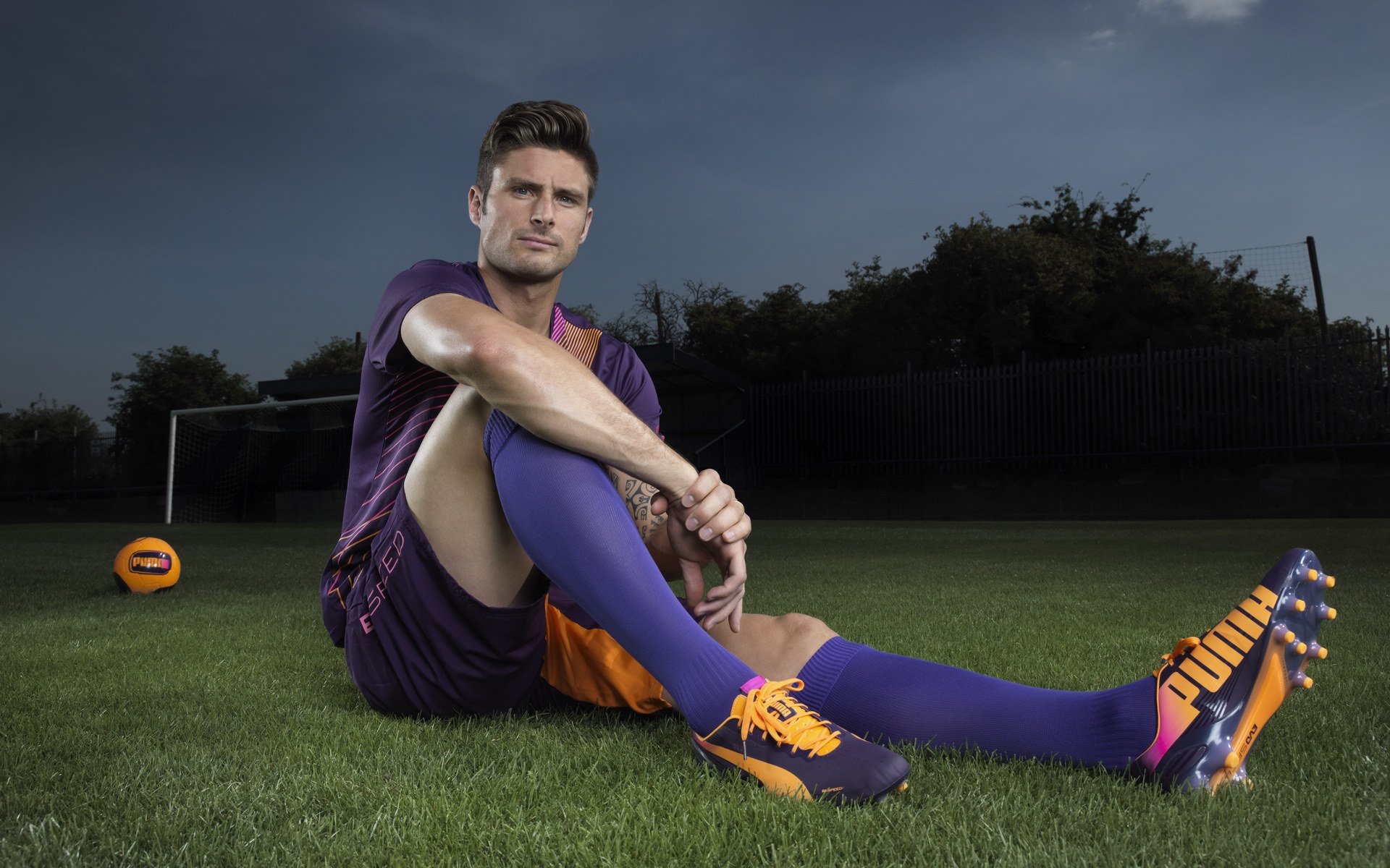 球迷自发组织为球队送行展现深厚情感，自发组织的足球赛