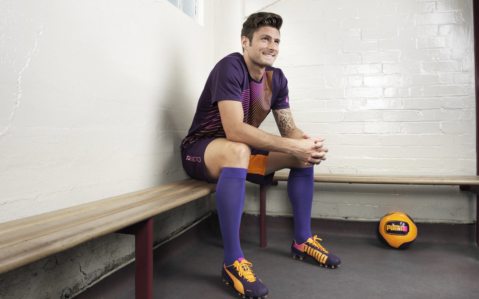 瑞士球员边踢球边喝热可可，被评“最瑞士操作”，瑞士队喝可乐